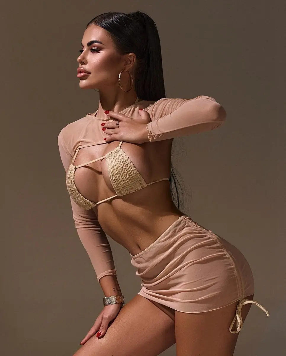 Lizzie escort in Dubai