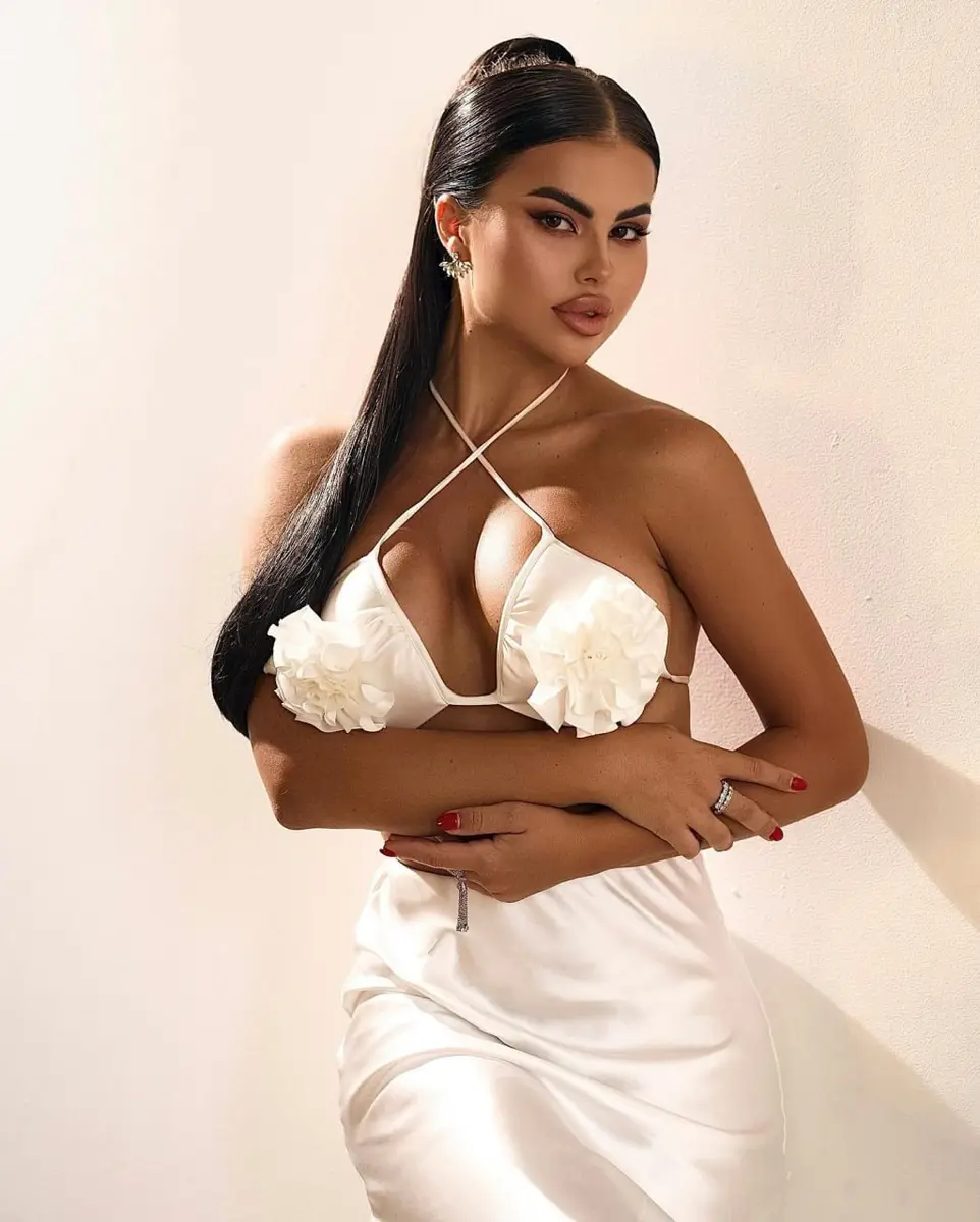 Lizzie escort in Dubai